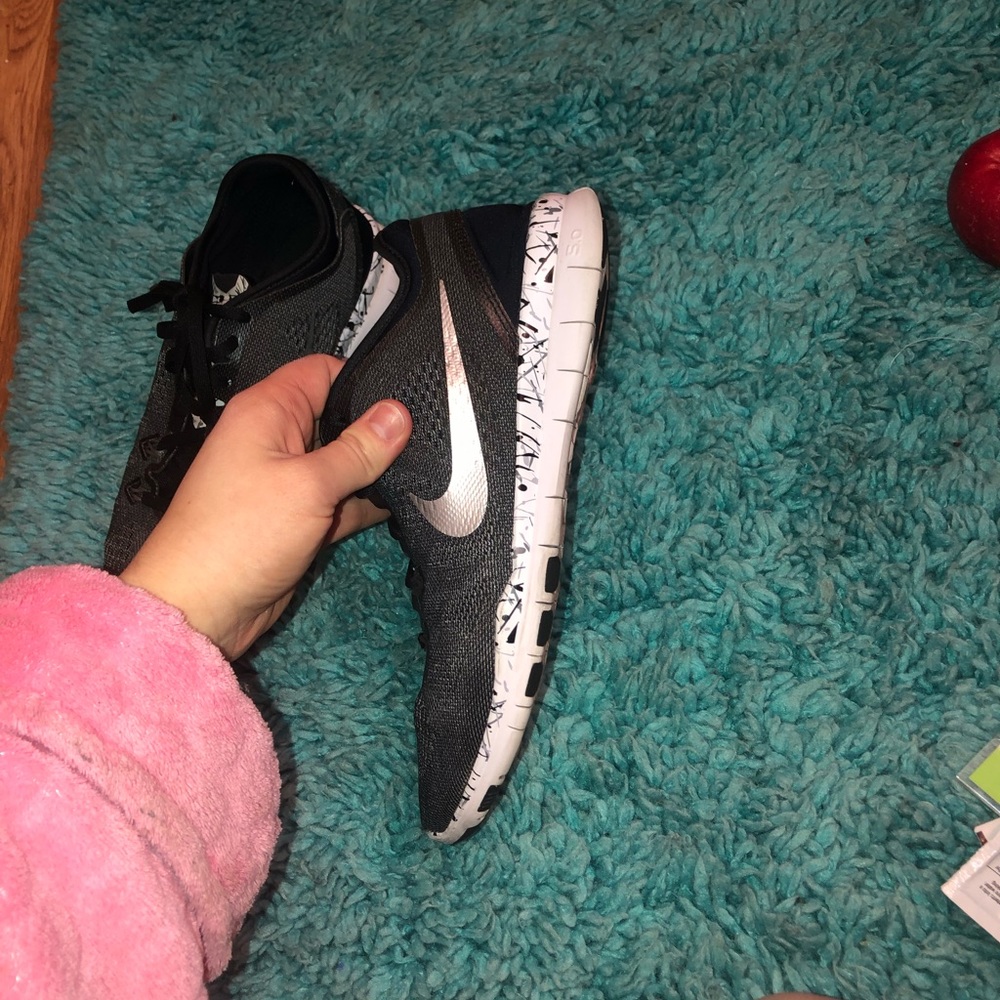 Woman’s Nike frees sz 8.5